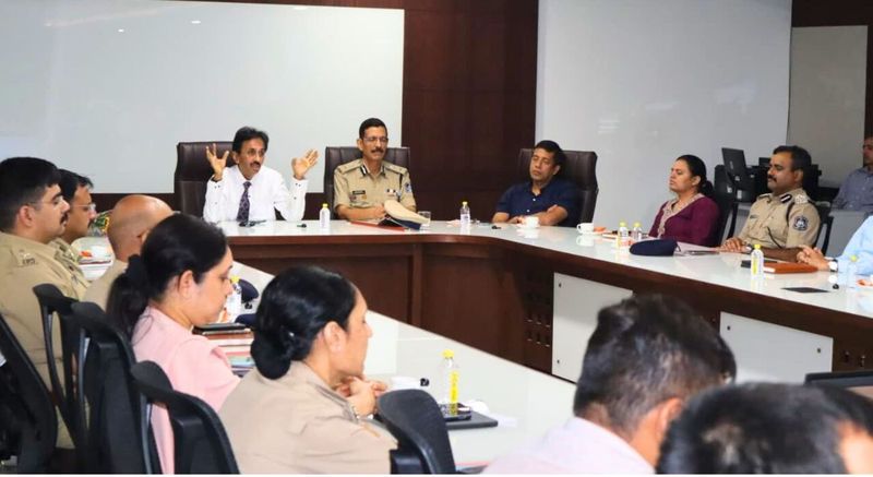 Dr. Singhvi leading a session at the Police Commissioner's Office, Ahmedabad